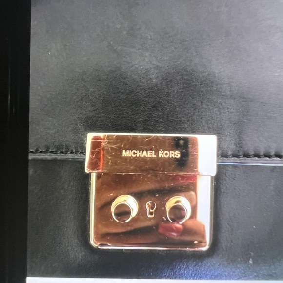 Michael kors envelope bag with long shoulder strap 5 1/2 by 8 in size - Picture 3 of 3